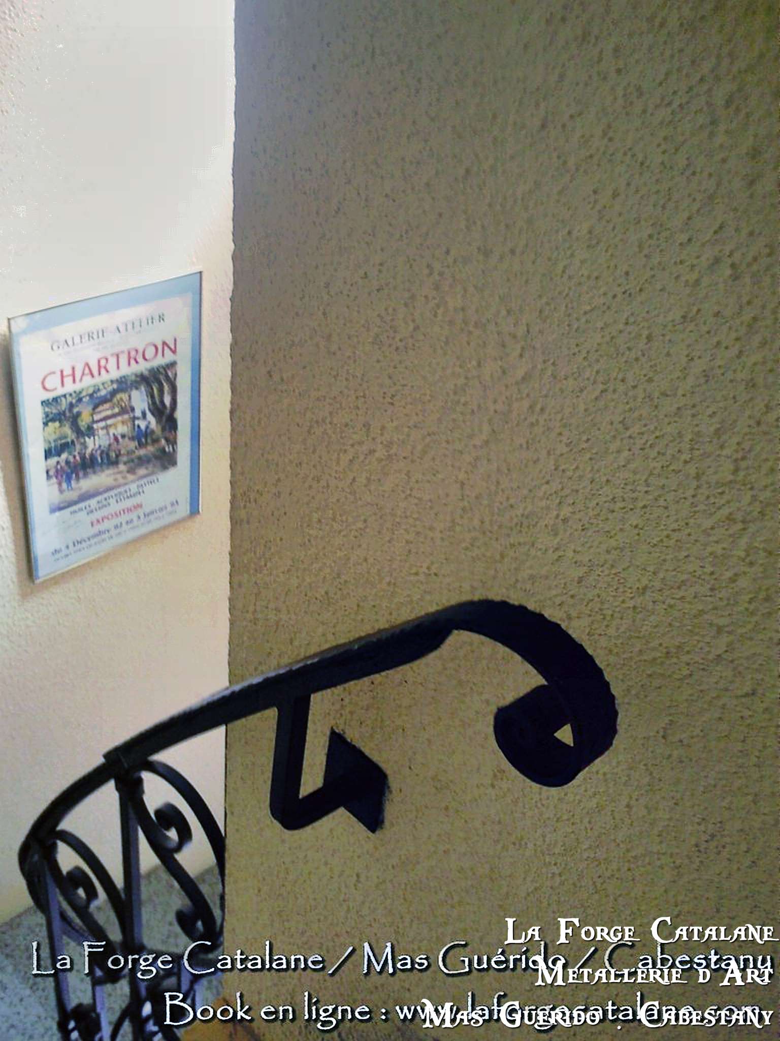 main courante en fer plat martele avec crosse de finition volute forge catalane.jpg